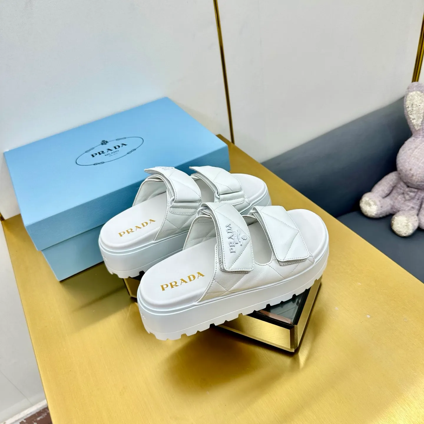 👟👟Ex-factory price 480👟👟 The highest version of Prada's new thick-soled casual sneakers. This sneaker continues the timeless silhouette and is a new classic item. Crafted from leather to enhance style. The style is light, with a triangle buckle logo and a 5CM thick sole. It is suitable for all seasons and can be matched with all kinds of casual styles. In an era where various styles are full of attention, the most long-term companion and the one that captures people's hearts bit by bit is undoubtedly the white shoe. Fabric: Cowhide Lining: Sheepskin Outsole: Original rubber outsole Sole thickness: 5CM Size 35-41